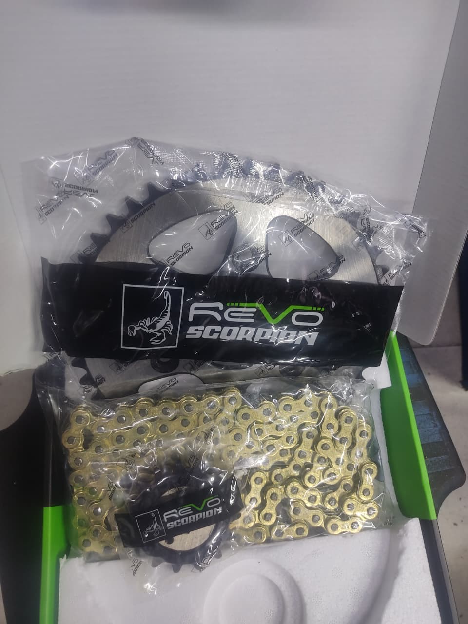 Miniatura 2 de KIT DE ARRASTRE  DOMINAR 400 UG / DUKE 250 390 NG 45T 15T CADENA 520 *120 